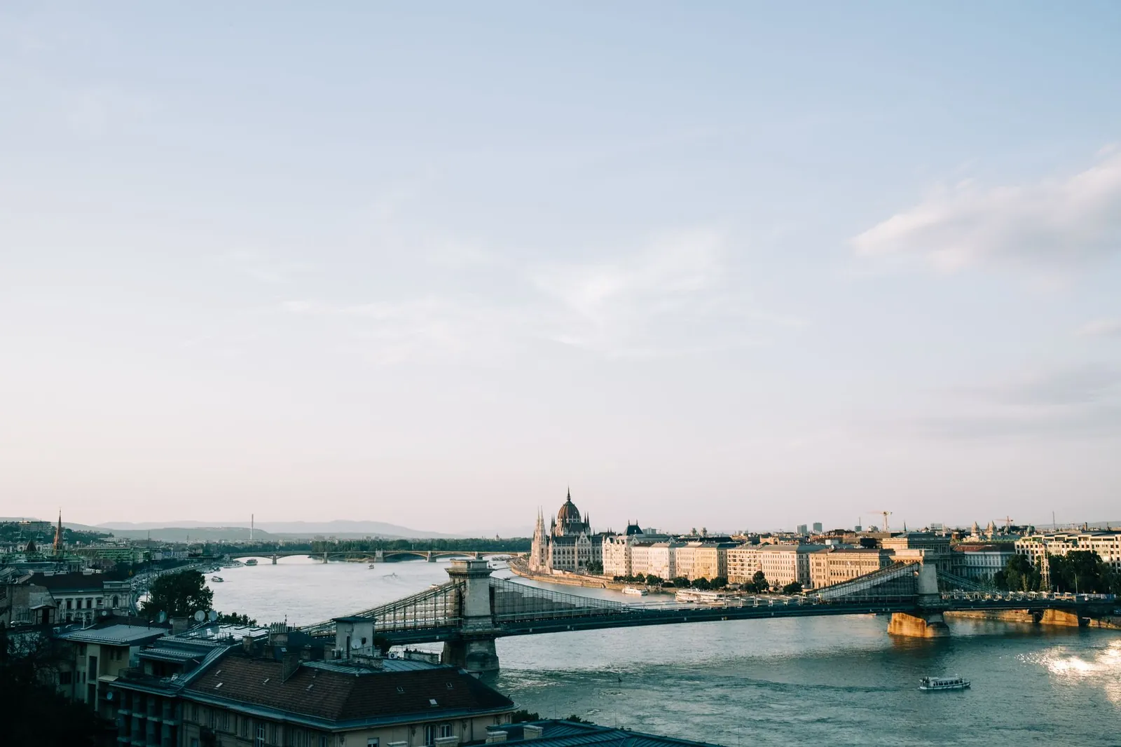 Panoramablick auf die Donau, die Kettenbrücke und die Skyline von Budapest in der Abenddämmerung