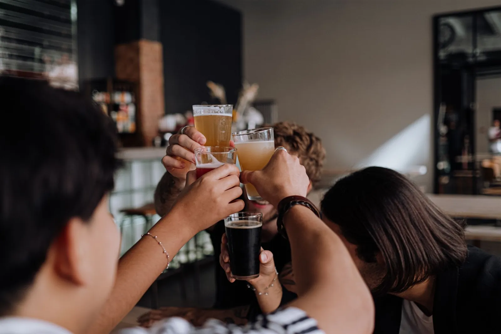 Des gens qui discutent et rient ensemble autour d'un verre dans un café détendu de Budapest